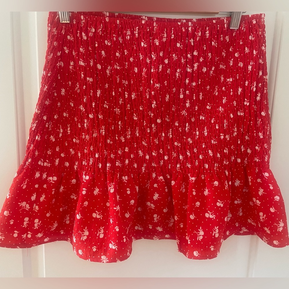 Red floral mini skirt with ruffled bottom, size M.